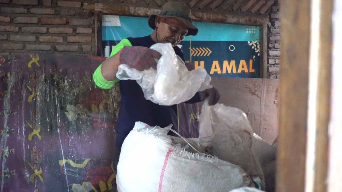 Kehadiran Bank Sampah bikin Kampung Mekarwangi Garut Bersih