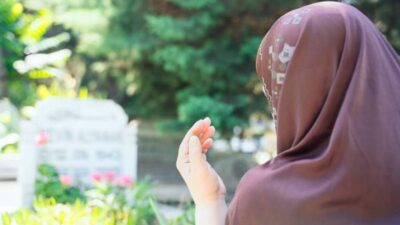 Jangan Bertingkah Seenaknya Saat di Kuburan, Adab Ziarah Kubur Ini Wajib Dipahami Umat Islam